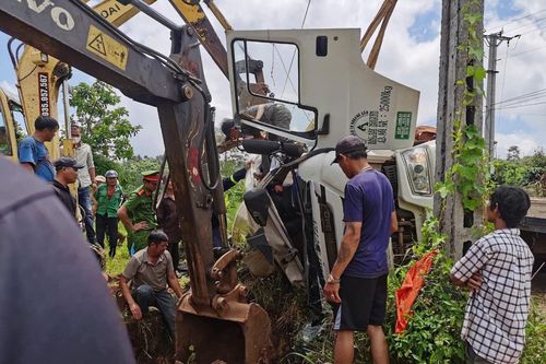 Dùng xe cẩu giải cứu phụ xe mắc kẹt trong xe trộn bê tông lật nghiêng ở Đắk Lắk