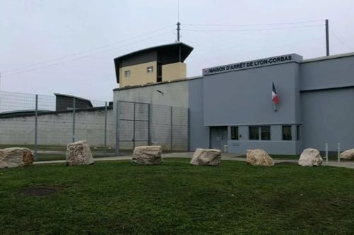 Cảnh sát Pháp bắt được kẻ trốn khỏi nhà tù Lyon trong hành lý bạn tù