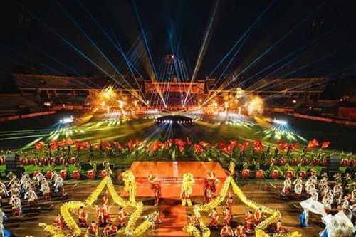 Lễ khai mạc và tiêu chuẩn đỉnh cao của bầu Hiển