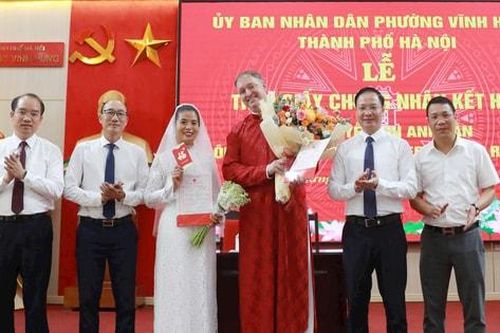 Phường Vĩnh Hưng tổ chức lễ trao Giấy chứng nhận kết hôn có yếu tố nước ngoài