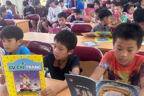 Nhà xuất bản Giáo dục Việt Nam tặng sách cho trẻ em tỉnh Cao Bằng
