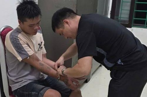 Cao Bằng: Bắt đối tượng dùng ớt muối giấm bôi mắt người đi đường rồi cướp tài sản