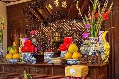 Cách bố trí lọ hoa trên bàn thờ chuẩn phong thủy, thu hút tài lộc và may mắn
