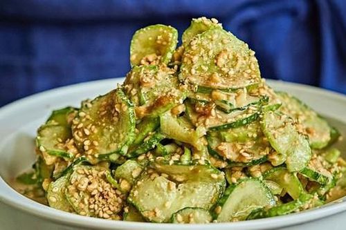 Dưa chuột đem thái mỏng rồi trộn cùng nguyên liệu này, cực ngon lại giúp chống nắng và làm đẹp da mịn màng