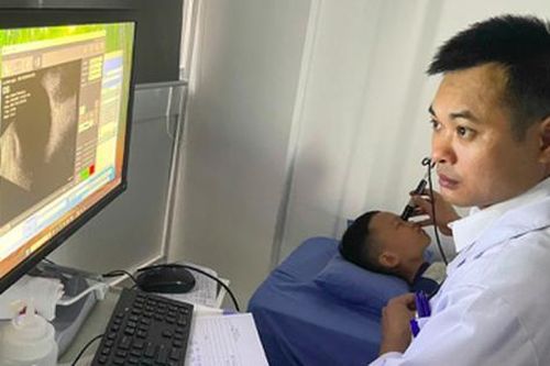 Bé trai 6 tuổi ở Ninh Bình bị dập nhãn cầu, xuất huyết trong mắt sau khi chơi dây thun và bóng nảy