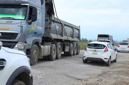 Đường giáp ranh Nghệ An - Hà Tĩnh xuống cấp, oằn mình gánh xe quá tải
