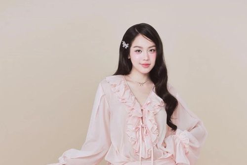 Hoa hậu Thanh Thủy khoe bộ ảnh mới với loạt trang phục mang phong cách kẹo ngọt