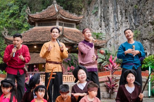 Neko Lê, Duy Hưng, Trung ruồi hát xẩm, mở mini concert tại sân đình