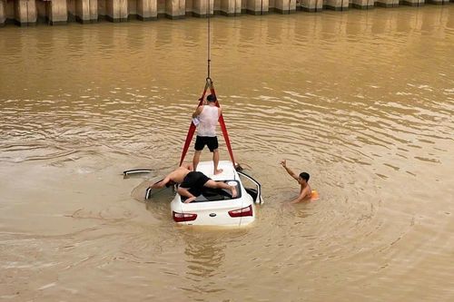 Ô tô đâm hai xe máy rồi lao xuống sông ở Nghệ An, 3 người tử vong