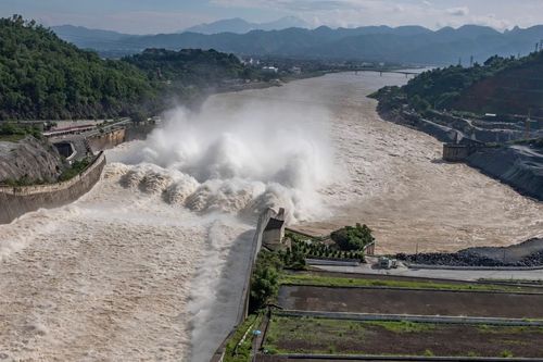 Mở thêm cửa xả đáy thứ hai hồ thủy điện Hòa Bình do nước lũ dâng cao