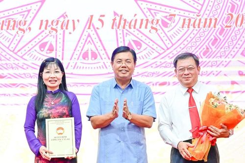 Công bố các quyết định về công tác tổ chức cán bộ Ủy ban Mặt trận Tổ quốc Việt Nam tỉnh An Giang