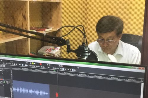 Tình nguyện viên tại Thư viện sách nói dành cho người khếm thị