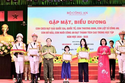 Gặp mặt, biểu dương học sinh tiêu biểu là con cán bộ chiến sĩ công an