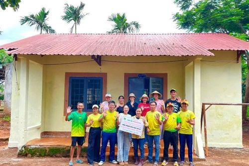 'Ánh sáng điểm làng' mang yêu thương cho học sinh vùng khó