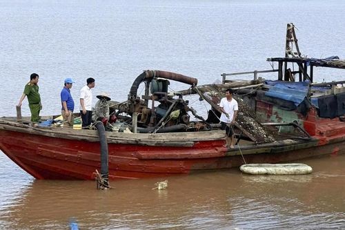Bắt giữ vụ khai thác cát trái phép trên sông Gianh