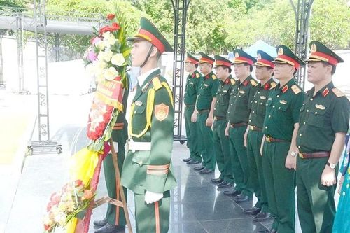 Trung tướng Phạm Trường Sơn tri ân, tặng quà đối tượng chính sách tại tỉnh Quảng Trị