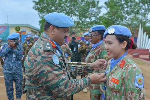 Hành trình nhân ái của nữ sĩ quan mũ nồi xanh