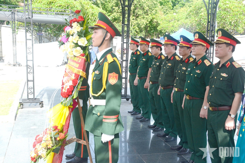 Trung tướng Phạm Trường Sơn tri ân, tặng quà đối tượng chính sách tại tỉnh Quảng Trị