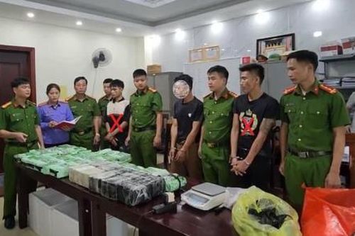 Bắt đối tượng vận chuyển 60 bánh heroin và 37kg 'đá'
