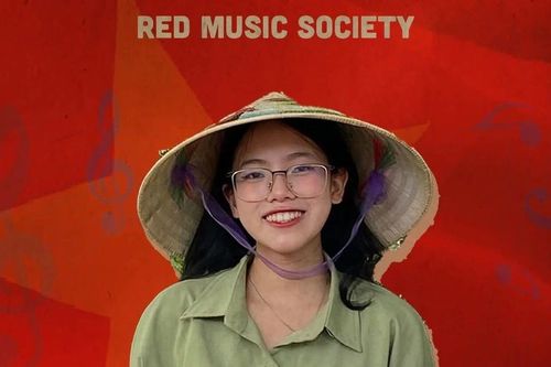 Cô gái xứ Mỏ tốt nghiệp Xuất sắc ngành Sư phạm Ngữ văn với niềm đam mê văn chương và dòng nhạc cách mạng