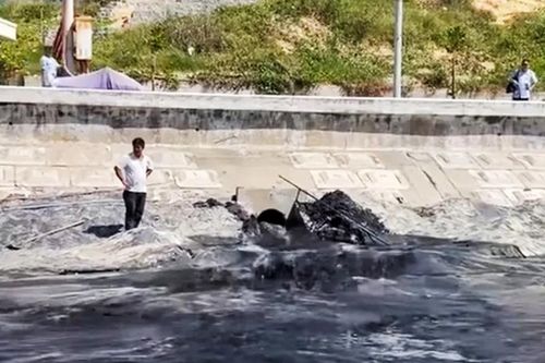 Họp 'nóng' xử lý vụ xả nước thải đen ngòm ra bãi biển du lịch