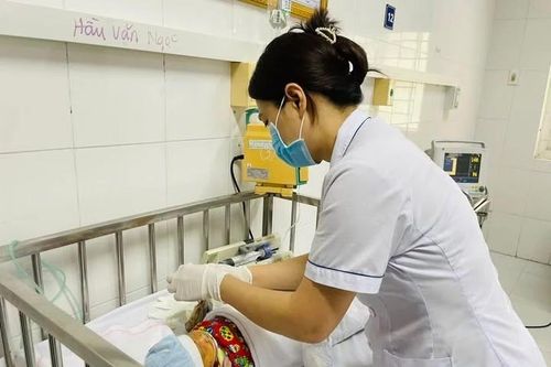 Đẻ rơi tự cắt dây rốn khiến trẻ 3 ngày tuổi nhiễm trùng nặng