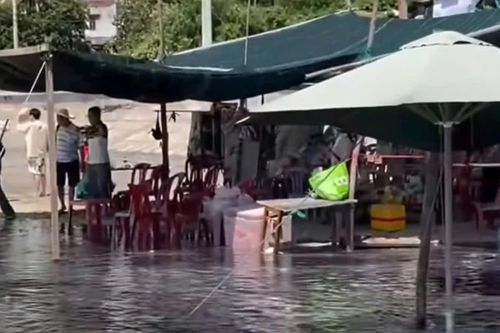 Bãi biển Nhơn Lý ô nhiễm nặng vì nước xả thải đen sì