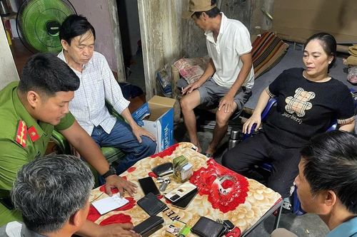 Bắt nhóm đối tượng đánh bạc, thu giữ hơn 53 triệu đồng
