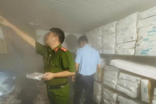 'Đột kích' lô hàng mực ống trôi nổi ở Quảng Ninh