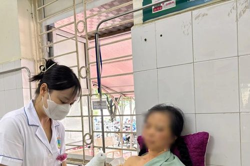 Cấp cứu cho người phụ nữ bị kẹt bàn tay trong máy xay thịt