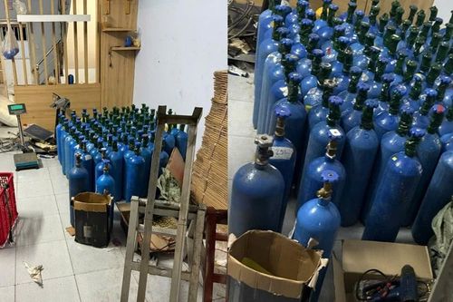 Khởi tố nhóm buôn bán 'bóng cười' quy mô lớn tại TPHCM