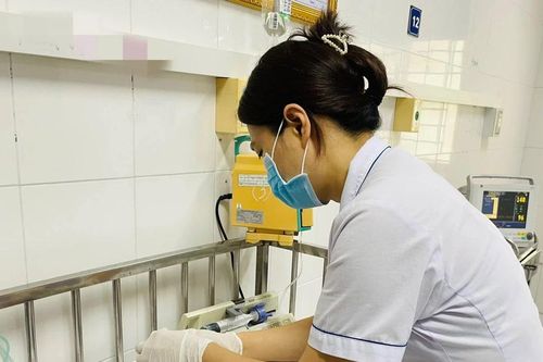 Trẻ nhiễm trùng nặng do mẹ đẻ rơi, tự cắt dây rốn