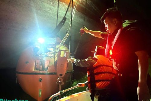 Kịp thời cứu hộ, cứu nạn 2 thuyền viên tàu nước ngoài gặp nạn trên sông
