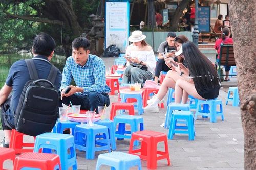 Hà Nội siết chặt quản lý bữa ăn bán trú, dẹp hàng rong cổng trường