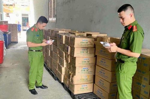Triệt phá đường dây sản xuất, buôn bán cồn y tế giả chứa chất có thể gây tổn thương thần kinh, mù lòa, thậm chí tử vong nếu hít phải