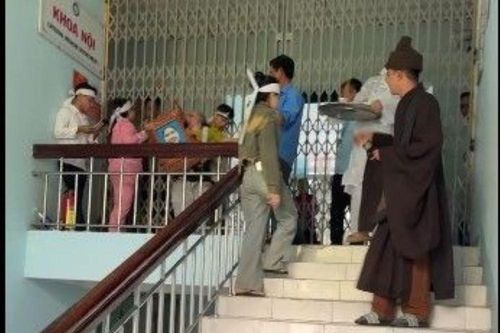 Kết luận vụ người nhà tố bác sĩ rồi mang di ảnh tới Trung tâm y tế 'trục vong'