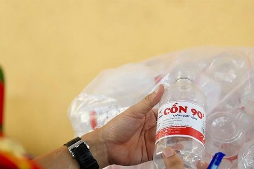 Dùng cồn công nghiệp pha chế hơn 19.000 chai cồn y tế giả