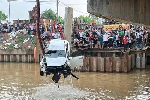 Diễn biến mới vụ ô tô rơi xuống sông sau tai nạn liên hoàn làm 3 người tử vong