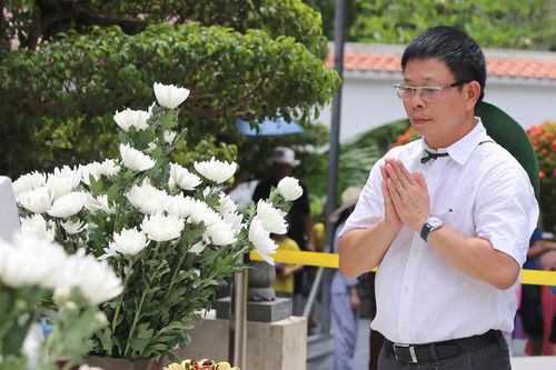 Đoàn công tác Báo Tiền Phong tri ân các Anh hùng, liệt sĩ tại Hà Tĩnh, Nghệ An