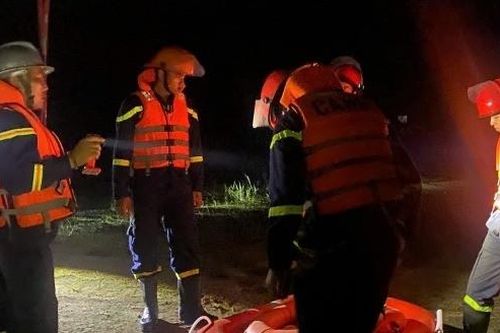 100 người xuyên đêm tìm người đàn ông mất tích dưới hồ, công an xác định danh tính nạn nhân