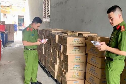 Đường dây sản xuất cồn giả do nguyên phó chủ tịch thị trấn ở Hà Nội điều hành