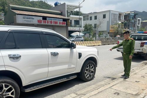 Manh mối phát hiện tài xế ô tô tông 2 người đi xe máy điện rồi bỏ trốn