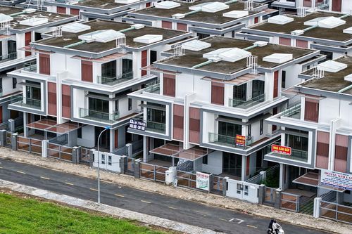 Khu đô thị ở TPHCM la liệt biệt thự bỏ hoang, tràn ngập biển rao bán 'nhà ngộp'