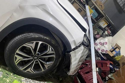 Hyundai Santa Fe lao vào nhà dân ở Quảng Trị, tài xế hứa bồi thường rồi mất hút
