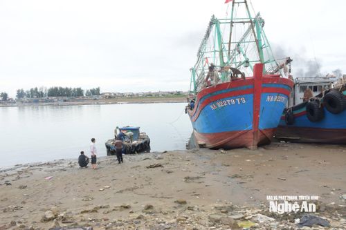 Ngư dân 20 tuổi tử vong sau sự cố rơi khỏi tàu cá tại Nghệ An