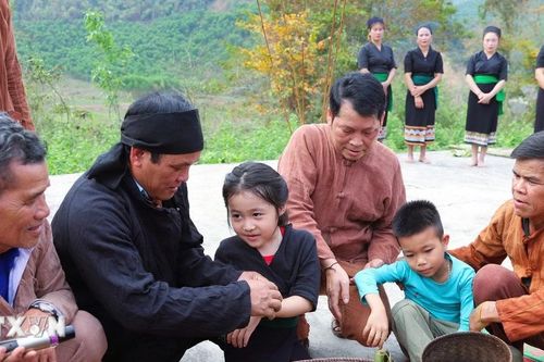 Độc đáo nghi thức buộc chỉ cổ tay và lễ đặt tên của người Ơ Đu