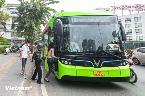 Hà Nội thiết lập chính sách hỗ trợ người dân chuyển đổi xe xăng dầu sang xe điện