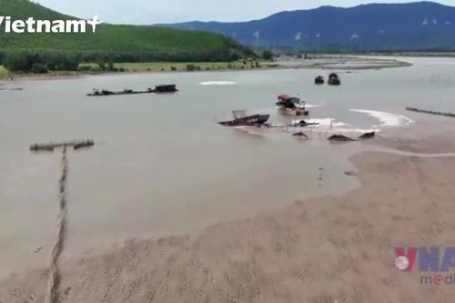 Tàu cá hư hỏng án ngữ cửa biển Hà Tĩnh, tiềm ẩn hiểm họa khi mùa mưa bão tới
