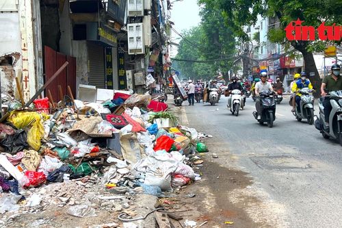 Vành đai 1 Hà Nội đoạn Hoàng Cầu - Voi Phục thi công 'xôi đỗ', ngập rác thải
