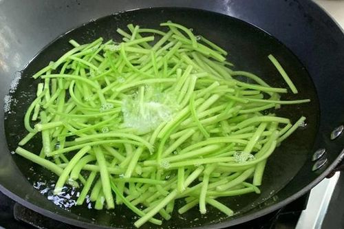 Đừng chỉ ăn củ, lá loại cây này quý như 'nhân sâm người nghèo', ở quê rất nhiều bỏ qua quá phí